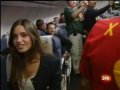 Reina sings to Casillas and Sara in the plane. – Celebración en el avión.