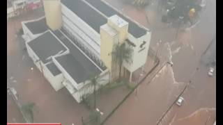 Видео У бразильському місті Убераба замість доріг бурхливі ріки от UA:Перший, Убераба, Бразилия