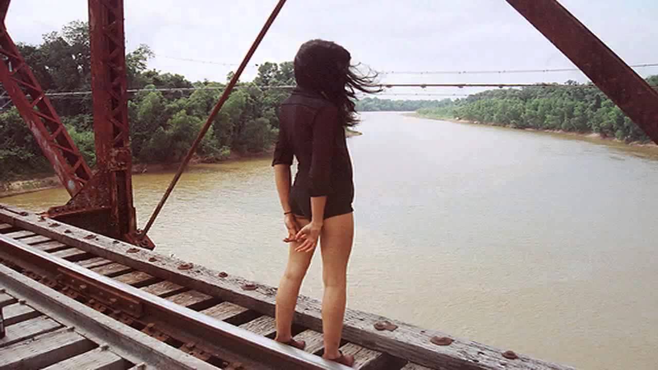 Девица разделась на мосту на рассвете