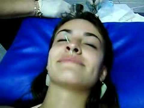 piercing en la nariz. Uma brasileira (com muito medo) colocando piercing no nariz em uma clínica