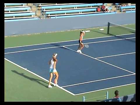 ハンチュコワ ＆ 杉山 vs Oudin ＆ Perry in Cincinnati 2009 3