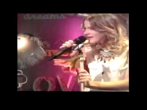 Martina Cantando "Hoy Somos Mas" en The U-Mix Show Martina Cantando "Hoy Somos Mas" en The U-Mix Show