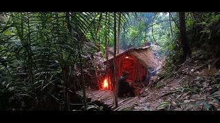 Building A Survival Shelter And Hunting In Extreme Rain, Bushcraft & Campfires