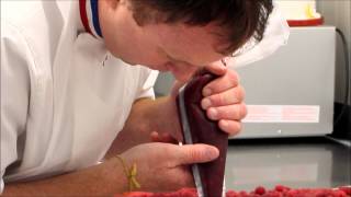 Réalisation Dun Entremets Danniversaire Le Miss Clara Par Arnaud Larher