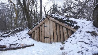 Eksiksiz kış ormancılık hayatta kalma yeraltı barınağı inşa etmek