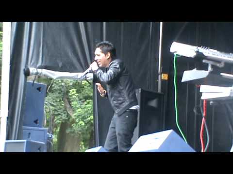 Jeet singing Tere Mere Pyar Nu live at Luton Mela for Kaki