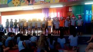 Crianças 3° ano cantam happy day na escola sylvio sniecikovsk