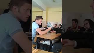 Iki Sınıf Arkadaşının Bilek Güreşi Ve Sonrası