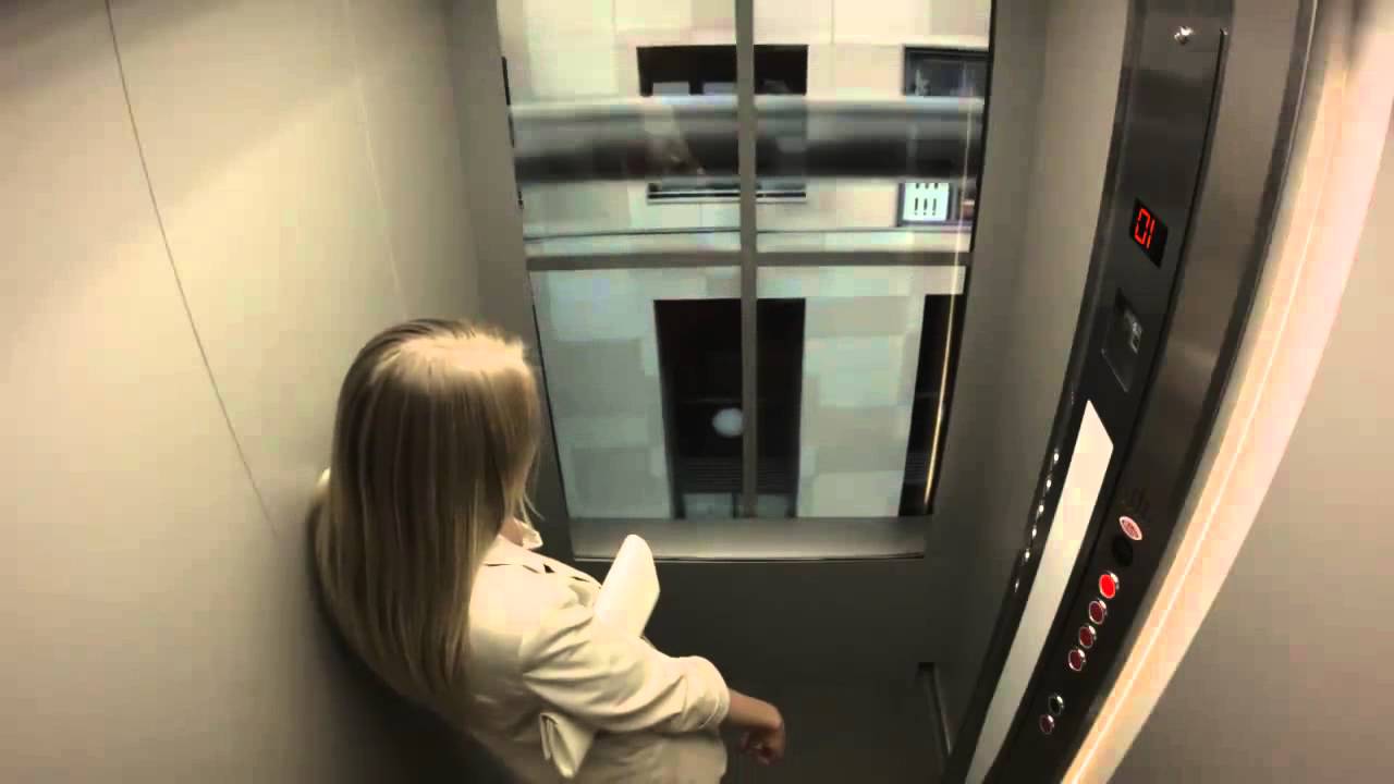 Женщина в чулках разделась в лифте перед камерой
