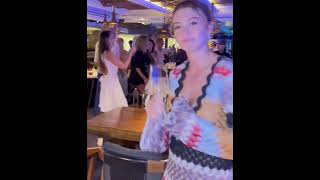 Burcu Özberk Sarhoş Sarhoş Dans Etti