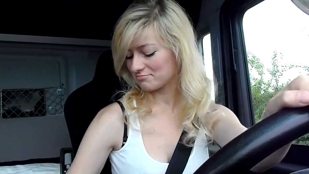 Блондинка отблагодарила водителя за поездку мокрой пиздой