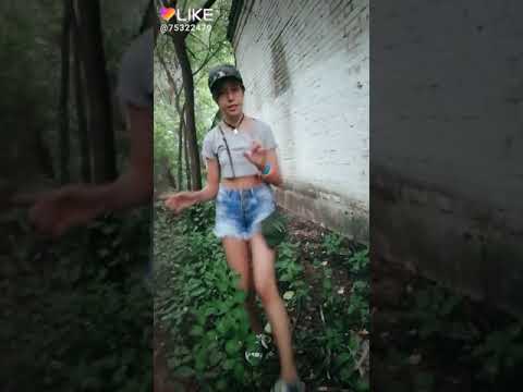 Девушка возле красных шкафчиков хочет раздеться