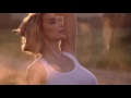 Video Модель Плейбоя показывает пышную грудь шестого размера