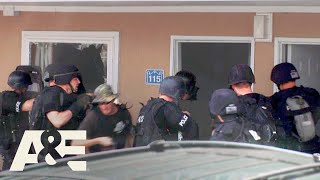 Kansas City SWAT: Stabbing Suspect Barricades Himself in Hotel Room | A&E