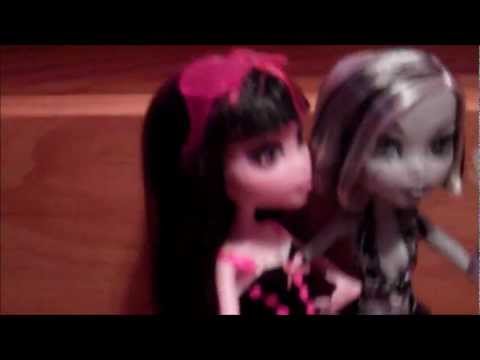 Monster High Babysitting with Frankie and Draculaura (R.I.P Draculaura?!?!)