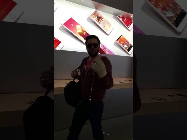 Man Smashes Everything In Apple Store With Glass Ball - Video