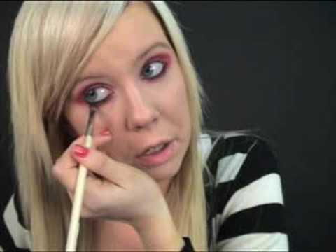 Avril Lavigne Make Up - Pink and red eyes with pink glossy lips