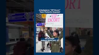Arkadaşlarını Vip Yazılı Pankartla Karşıladı