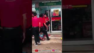 Ibu Ibu Ngamuk Di Alfamart Membawa Kayu Gelam