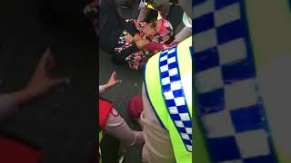 Emak-Emak Dipaksa Buka Baju Diselamatkan Polisi