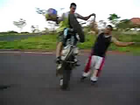 SHOW COM ACROBACIAS DE MOTO