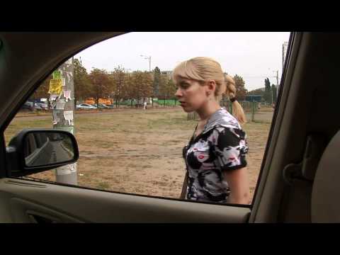 Девушка сосет небольшой член бойфренда в машине перед объективом камеры