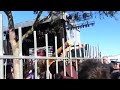 Ragazza scavalca un recinto e rimane in mutande - Spettacolare!!!
