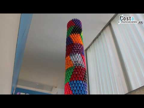 El colegio La Almazara levanta una torre de 1600 vasos