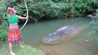 Primitive technology - Primitive skills catch big fish and Cooking fish - Eating delicious