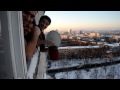 شاب يسكب ماء مغلي في هواء درجته سالب 20