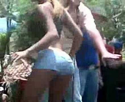 GUARICO, MUJERES BAILAN EN RIO VERDE. ESTAN BUENAS. - 01:11