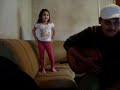 Pai grava uma musica e a filha ajuda olha no q deu.........