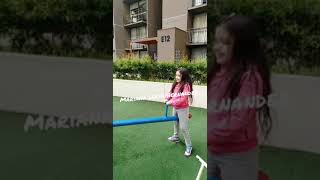 Alessia Lambruschini Jugando En El Columpio