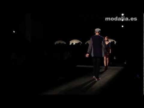 Alejandra Alonso y su novio, el modelo Clement Chabernaud en un desfile de Desigual
