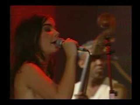 Bjork-Violenty Happy.live