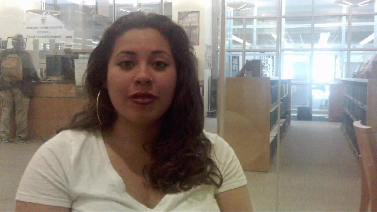Violet Vasquez показывает в парке всем свою красивую попу