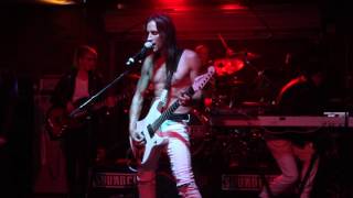 Watch Nuno Bettencourt Lockdown video