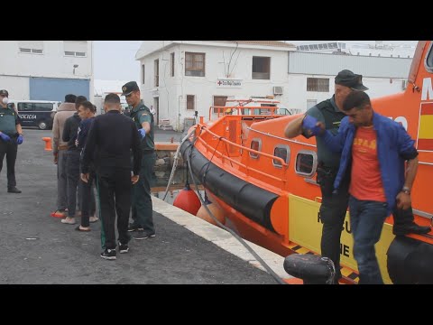 Rescatados 15 inmigrantes, uno de ellos menor, y trasladados a Motril