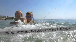 Bathing With Mom Is So Funny
