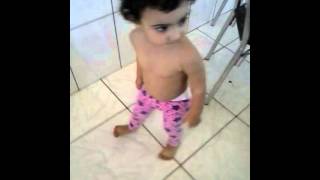Menina de 2 anos dançando funk
