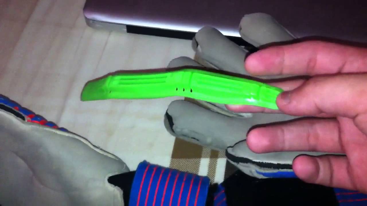 goalkeeper gloves with metal in fingers