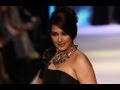 india international jewellery week 2012: sonali bendre walks for anand shah's jewellery collection Picture