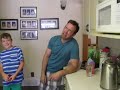 "Parem de rir de mim!" Hilário: pai dubla birra da filha.