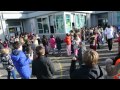 De Apenstaartjes dansen de 'Move tegen Pesten' 2014