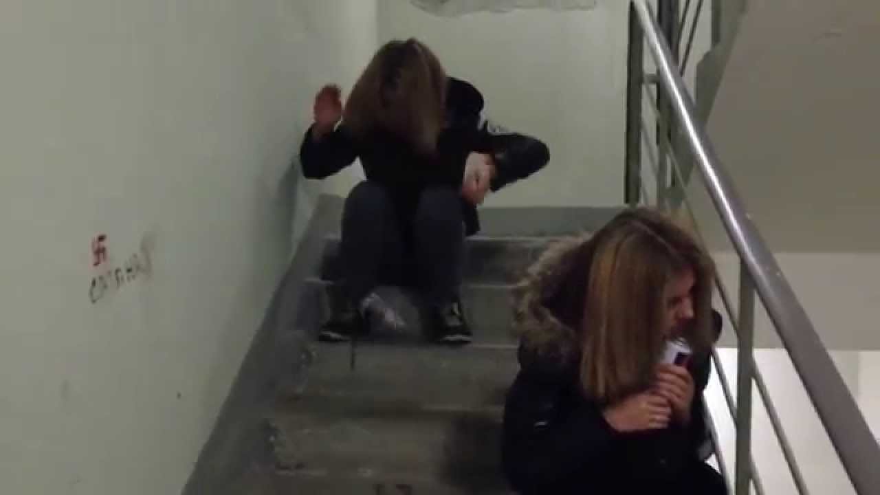 Лесбийский секс с пьяной подругой в коридоре