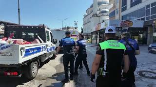 Büyükşehi̇r Zabitasi Kaldirim İşgali̇ne Göz Açtirmiyor