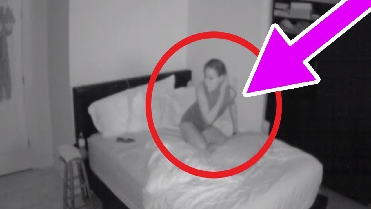 Фигуристая негритянка перед скрытой камерой трахается с любовником в спальне