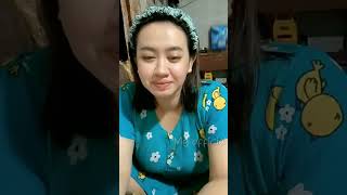 Duduk Santai Di Atas Sofa Manis 04