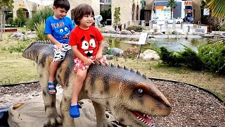 Fatih Selim ve Yusuf dinozor parkında ejderhaların dişlerini inceliyorlar.dinozo
