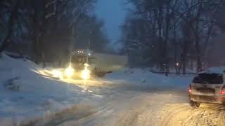 Видео Фура заблокировала дорогу, дублирующую проспект 50 лет Октября от ИА Версия-Саратов, проспект 50 лет Октября, Саратов, Россия
